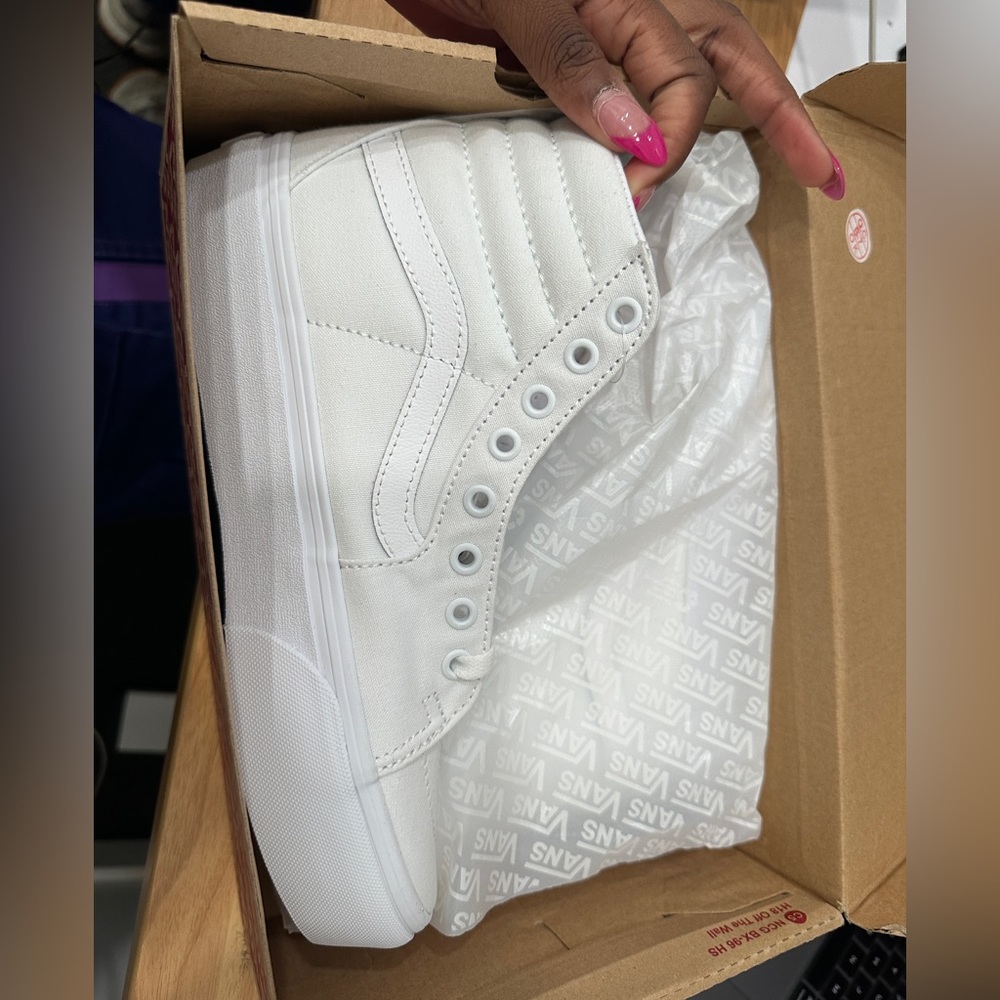 Brand new never worn vans off the wall sneakers. Perfect condition!